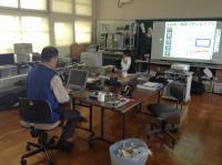 IT指導員はノートPCの初期化、ICT授業支援員は電子黒板機能付きプロジェクターを試しています。